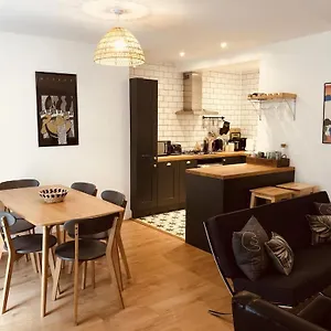 Flat, 3 Bedrooms, Sleeps 6, Close To Shops And Brighton