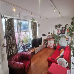Bright, Roomy, Colourful Flat In Brighton